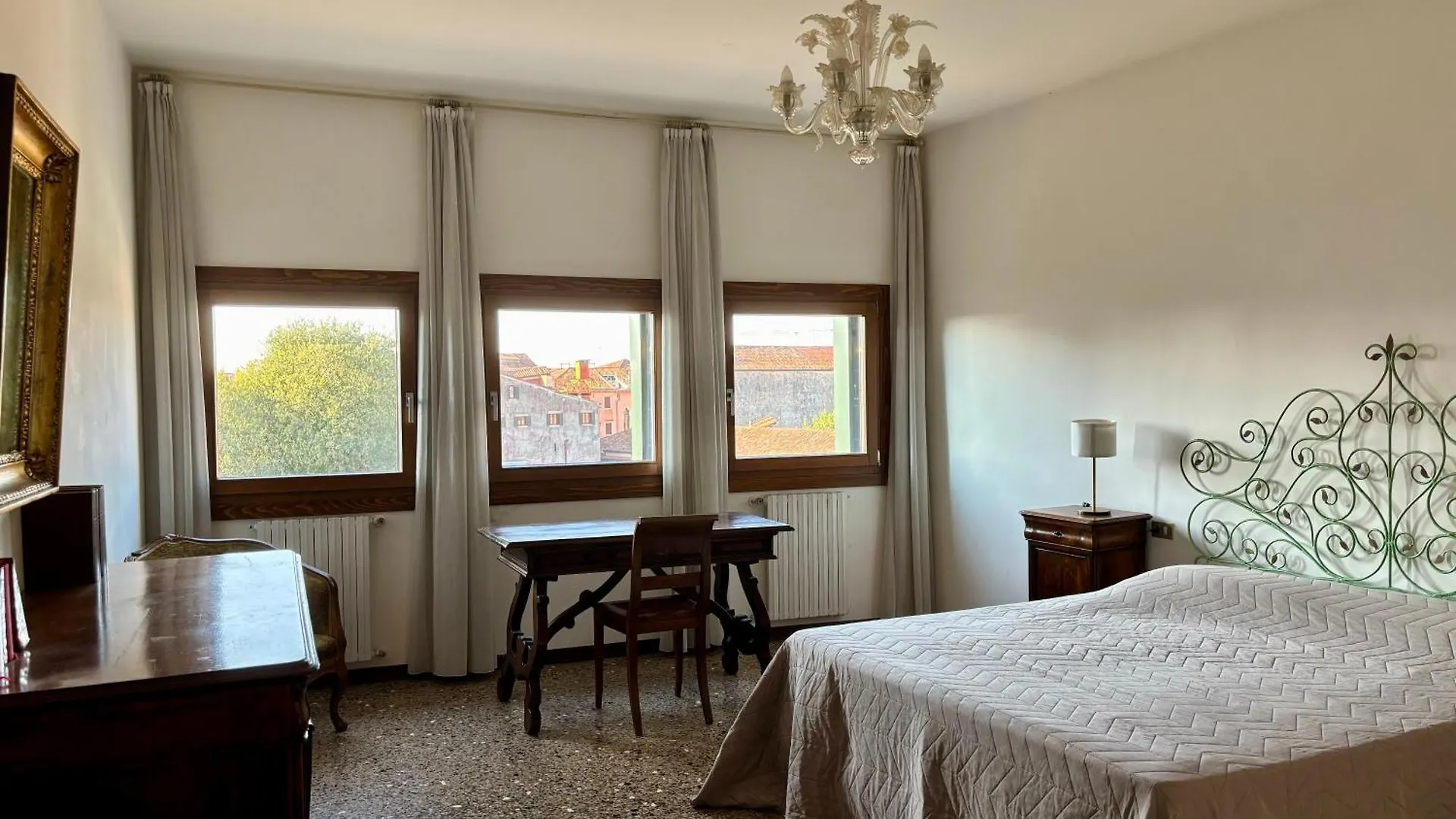Large And Bright Apartment With Canal View ヴェネツィア